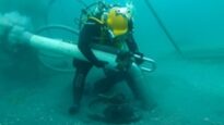 водолаз з грунтососом